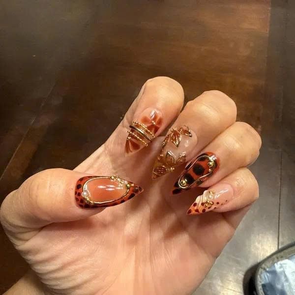 El***e wearing Mocha Tortoiseshell Gold Accent Press-On Nails