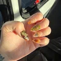 Sa**h wearing Amber Gemstone Art Deco Accent Press-On Nails